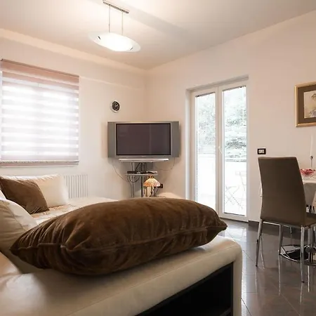 Aylin 5-bed Next To The Sea Pjescana Uvala