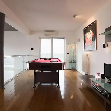 Aylin 5-bed Next To The Sea *