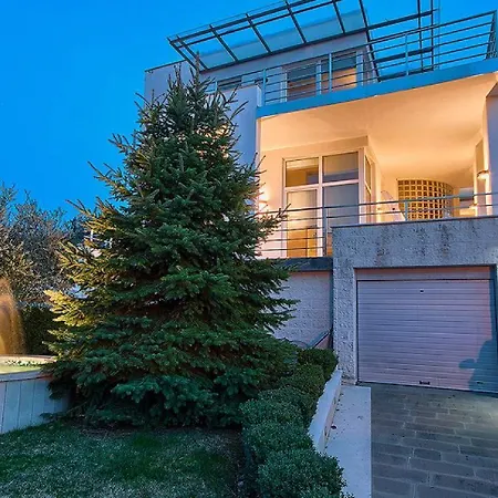 Villa Aylin 5-bed Next To The Sea *