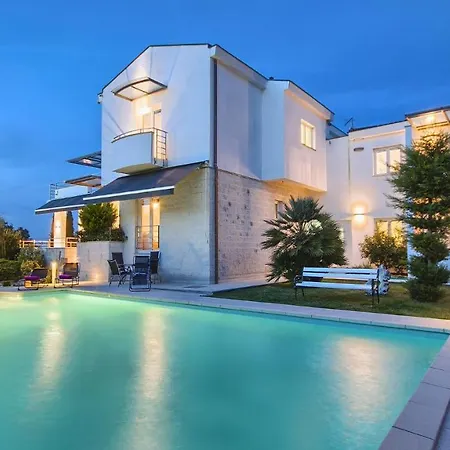 Villa Aylin 5-bed Next To The Sea Pjescana Uvala