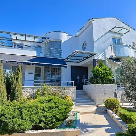 Villa Aylin 5-bed Next To The Sea
