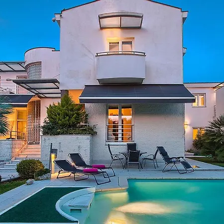 Villa Aylin 5-bed Next To The Sea Pjescana Uvala