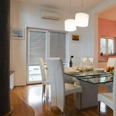 Aylin 5-bed Next To The Sea *