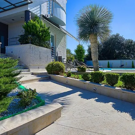 Aylin 5-bed Next To The Sea Pjescana Uvala