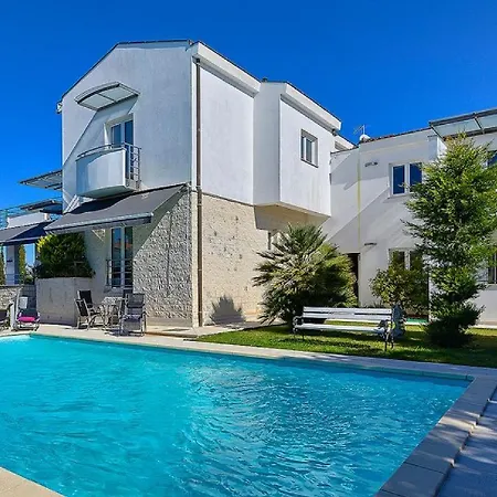 Aylin 5-bed Next To The Sea *