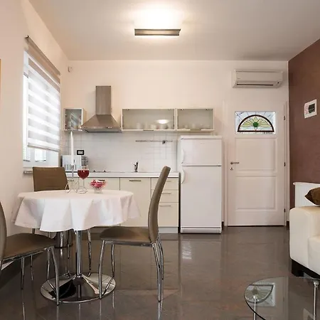 Villa Aylin 5-bed Next To The Sea Pjescana Uvala