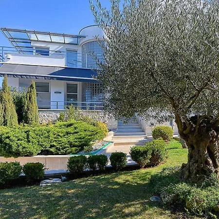 Villa Aylin 5-bed Next To The Sea *