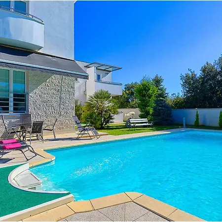5bed Villa-sleeps 10- Pool Parking Near The Sea